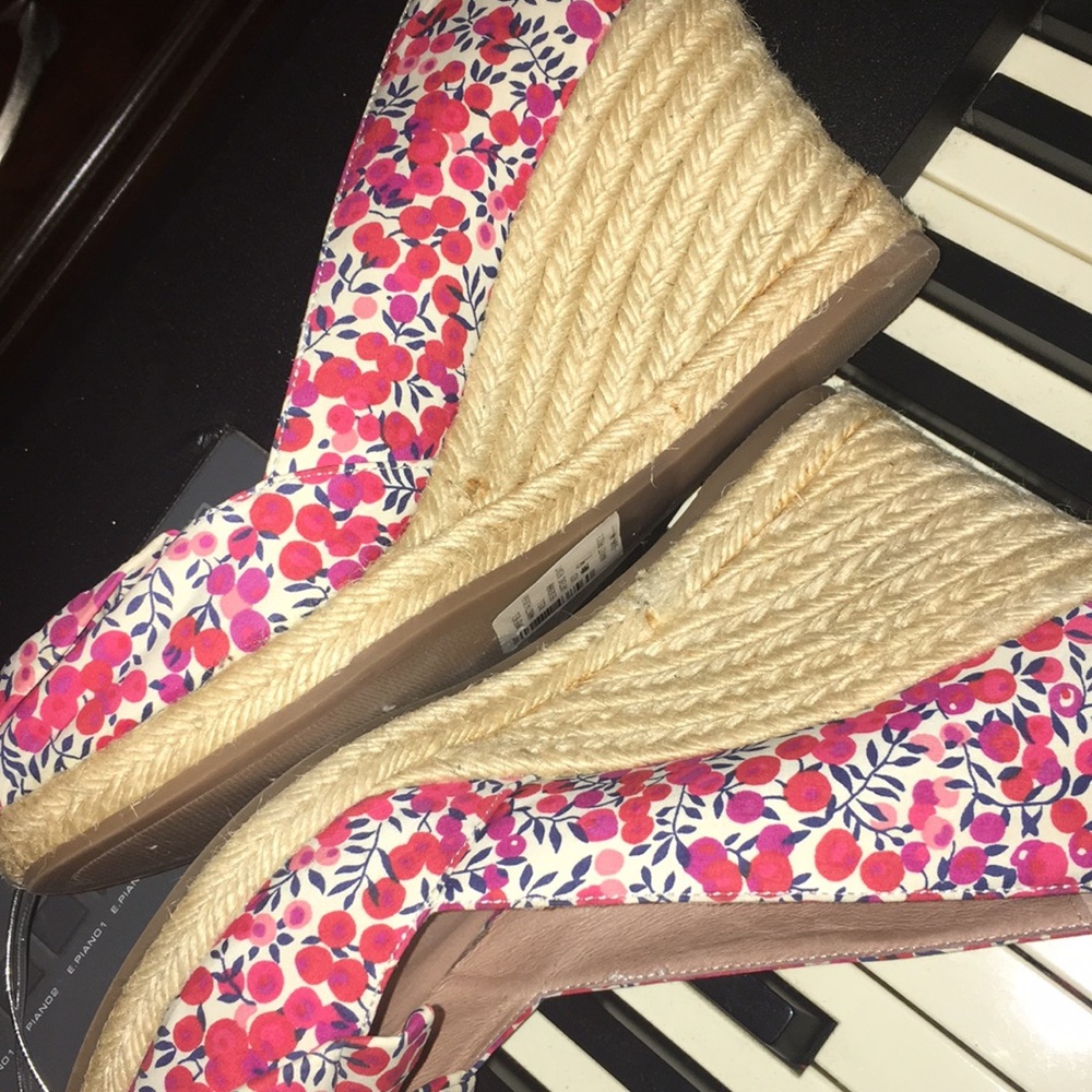 size 9 Lord & Taylor Liberty Art Fabrics wedge - Picture 5 of 6